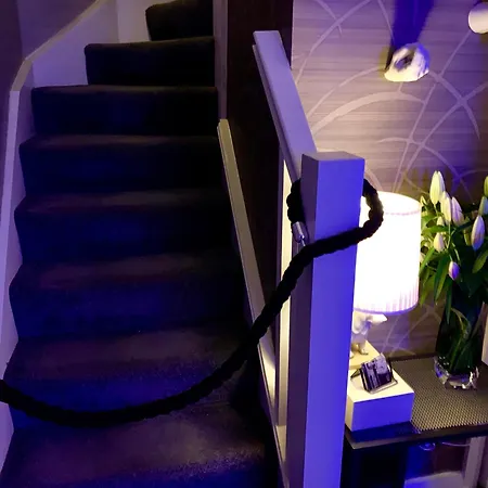 Cutting Square Cozy Getaway فندق 3*