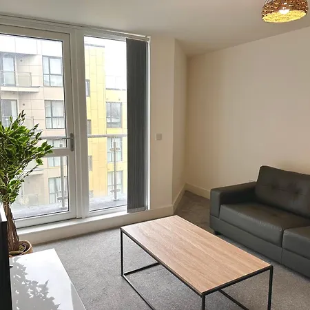Stunning Central With Parking Apartment *