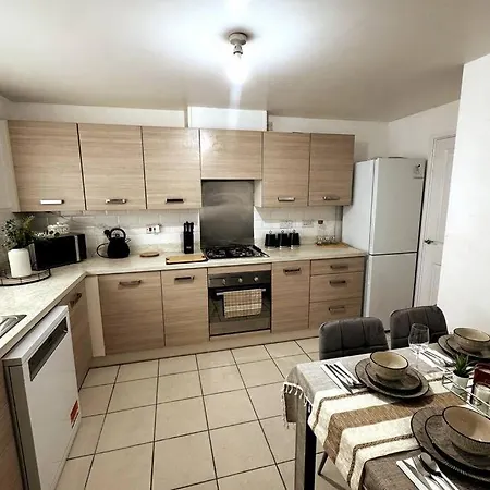 New Modern Townhouse Free Parking 4*