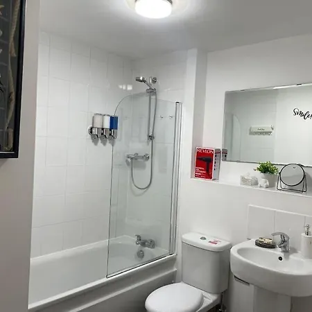 Cityfront Luxe Near Centre Facing Etihad & Coop Live, Free Parking 아파트 *