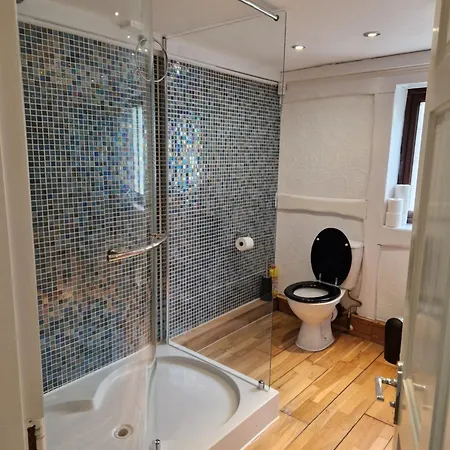 Rainsough - Shared Bathroom - Free Parking & Wifi Guest house *