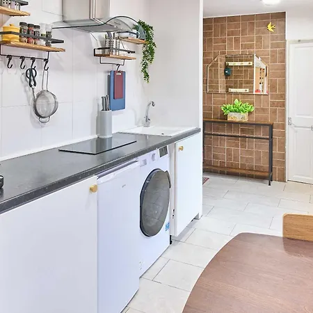 Host & - Clayton Living Apartment