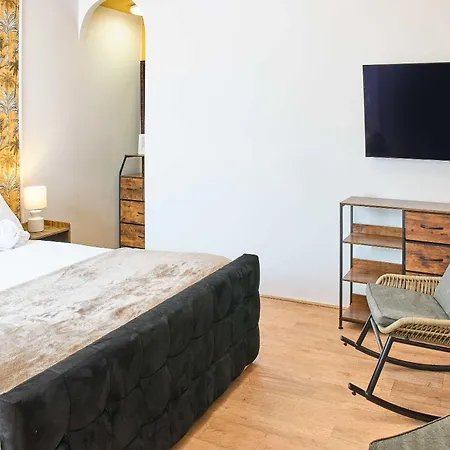Apartment Host & - Clayton Living
