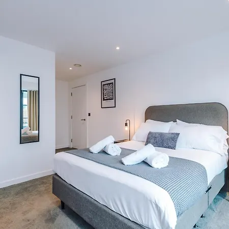 Hilltop Serviced - Piccadilly Apartment *