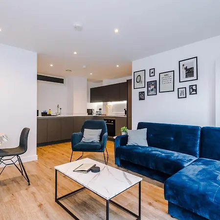 Hilltop Serviced - Piccadilly Apartment