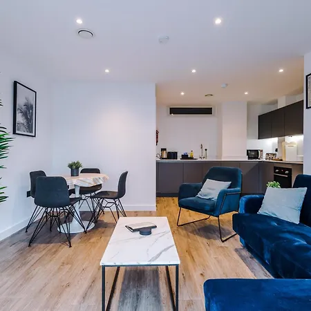 Hilltop Serviced - Piccadilly Apartment *