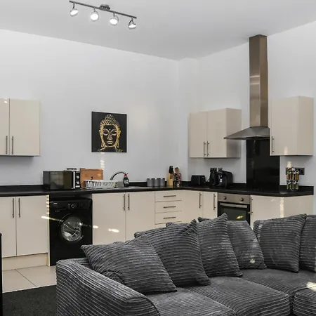 Апартаменты Luxurious & Lavish Salford Quays Free Parking
