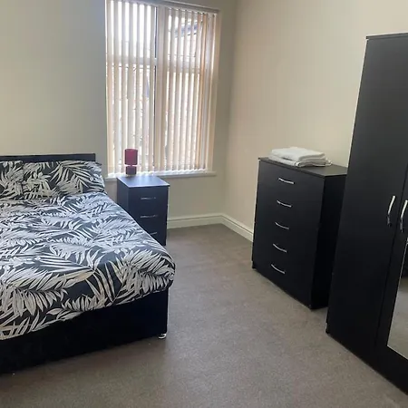 2-bed - Sleeps 4 - Street Parking - Wifi Apartment