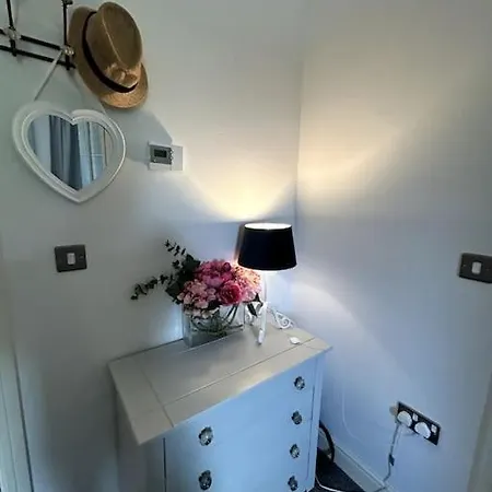 3-bedroom House Close To Centre Manchester