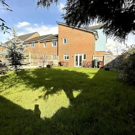 Holiday home 3-bedroom House Close To Centre *