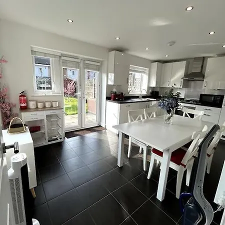 3-bedroom House Close To Centre Manchester