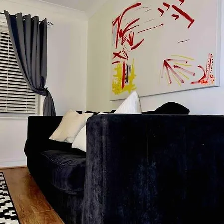 View Large 5br Town House Parking *