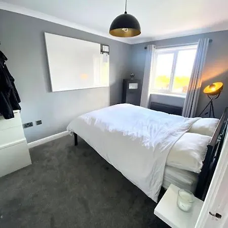 View Large 5br Town House Parking * Manchester