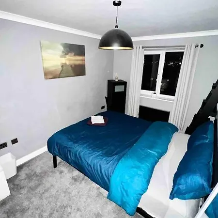 View Large 5br Town House Parking