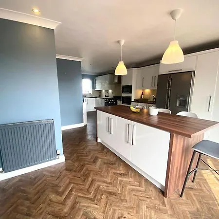 View Large 5br Town House Parking *