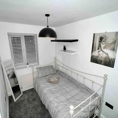 View Large 5br Town House Parking