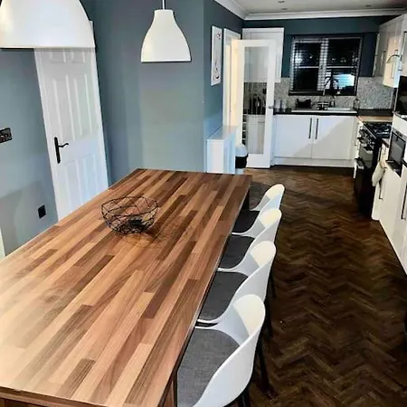 View Large 5br Town House Parking *