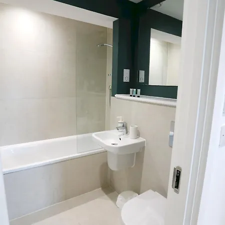 Апартаменты Trafford Duplex With Free Parking Pass The Keys *