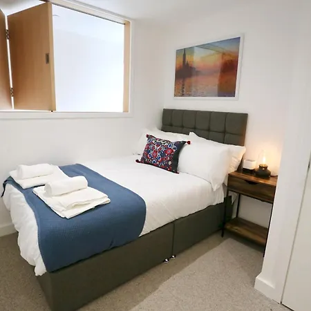 Апартаменты Trafford Duplex With Free Parking Pass The Keys *