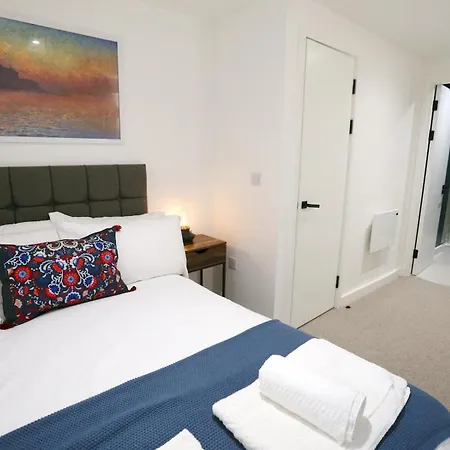 Trafford Duplex With Free Parking Pass The Keys Апартаменты Манчестер