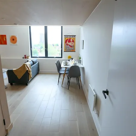 Trafford Duplex With Free Parking Pass The Keys Апартаменты