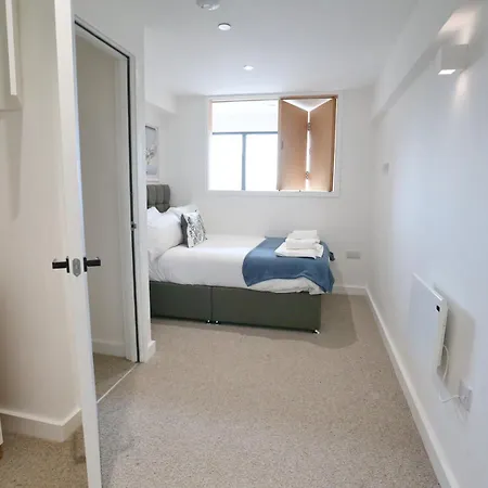 Апартаменты Trafford Duplex With Free Parking Pass The Keys *