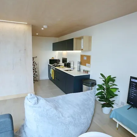Апартаменты Trafford Duplex With Free Parking Pass The Keys Манчестер