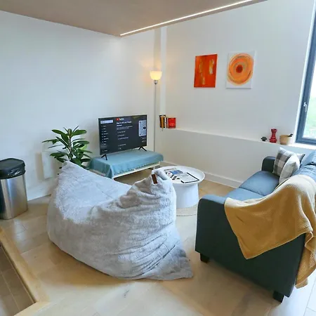 Trafford Duplex With Free Parking Pass The Keys شقة