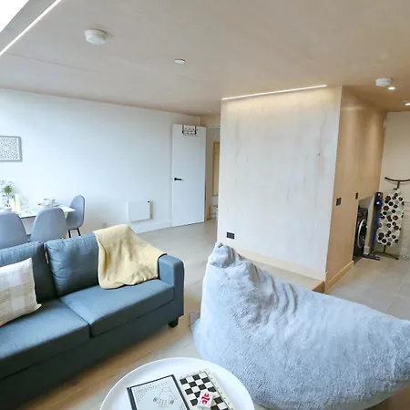 Trafford Duplex With Free Parking Pass The Keys * Manchester