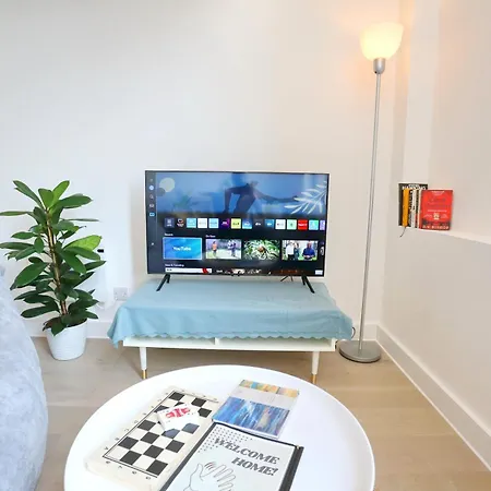 Trafford Duplex With Free Parking Pass The Keys