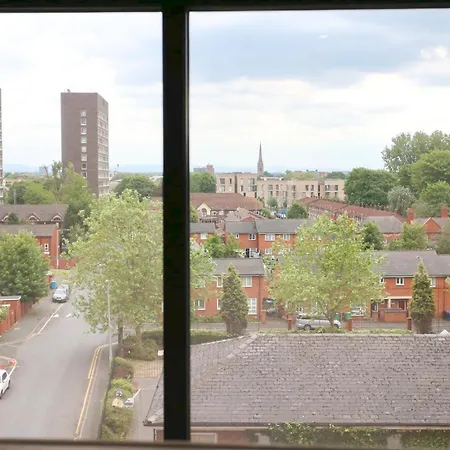 Апартаменты Trafford Duplex With Free Parking Pass The Keys Манчестер