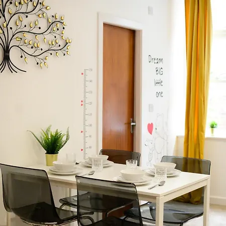 Autumn Breeze - 2br - Sofa Bed - Wifi - Free Parking - - Didsbury