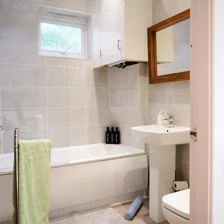 Autumn Breeze - 2br - Sofa Bed - Wifi - Free Parking - - Didsbury * Μάντσεστερ