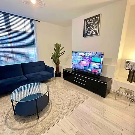 Modern 4 Bedroom House - 8 Beds - Contractors - Free Parking - Large Family Holiday home Manchester