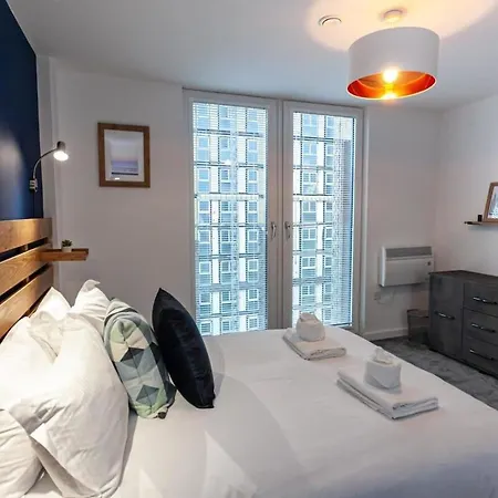 Superb 2 Bed Flat 5min To Old Trafford Stadium 아파트 *