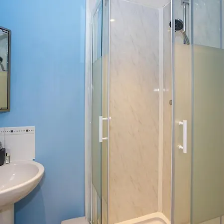 Lovely 2 Bed 2 Bathroom Apartment *