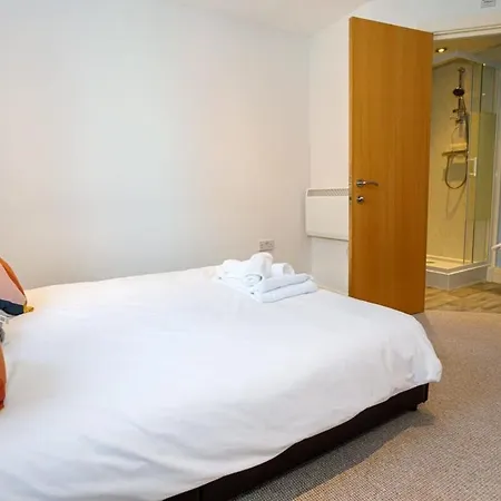 Lovely 2 Bed 2 Bathroom * Manchester