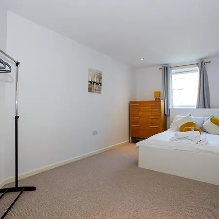 Lovely 2 Bed 2 Bathroom Apartment *