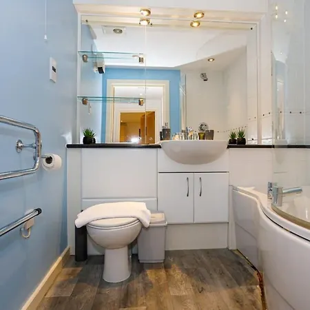 Lovely 2 Bed 2 Bathroom Apartamento *