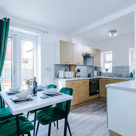 Stunning 3-bed In By 53 Degrees Property, Ideal For Contractor Groups & Long-term Business, Free Parking - Sleeps 7! Сasa de vacaciones *
