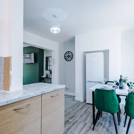 Stunning 3-bed In By 53 Degrees Property, Ideal For Contractor Groups & Long-term Business, Free Parking - Sleeps 7! * Manchester