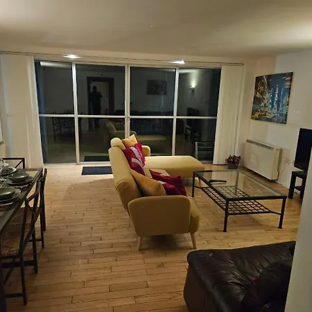 Two Bedrooms In Salford Apartment *