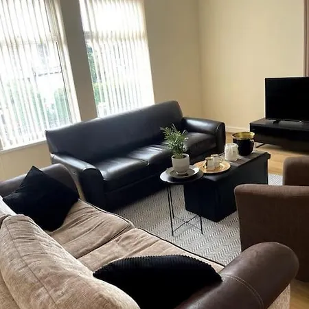 Stylish Large 3 Bedroom In דירה