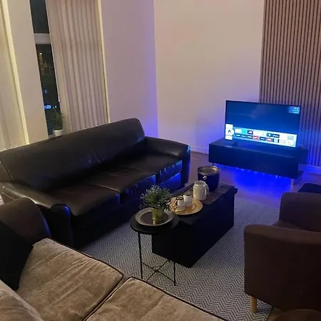 Stylish Large 3 Bedroom In アパート *