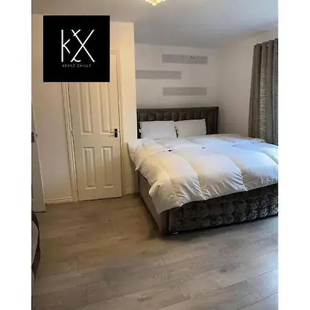 Apartment Roomy 3-bed With Complimentary Parking