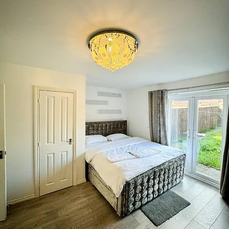 Apartment Roomy 3-bed With Complimentary Parking