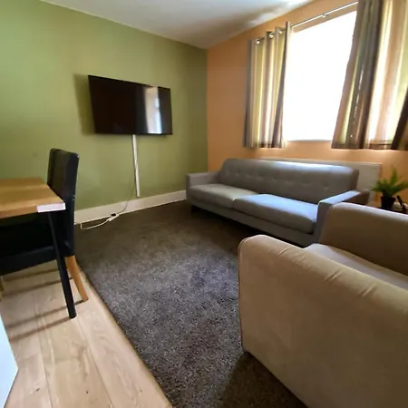 Bright Three Bedroom Home With Free Parking And Wifi Διαμέρισμα