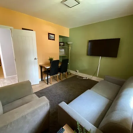 Διαμέρισμα Bright Three Bedroom Home With Free Parking And Wifi *