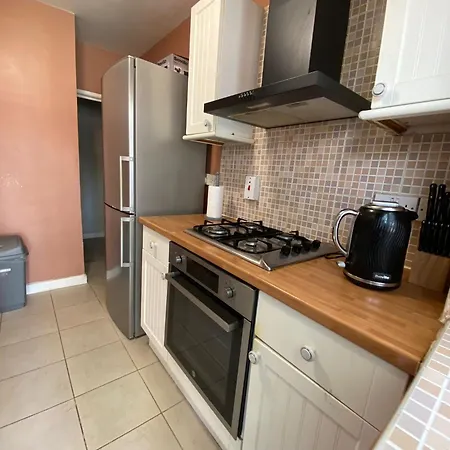 Bright Three Bedroom Home With Free Parking And Wifi Διαμέρισμα