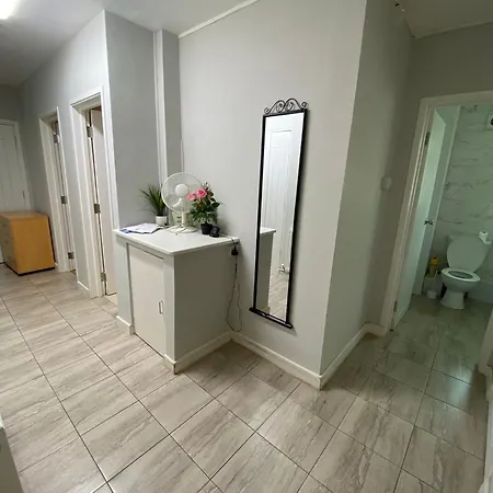 Bright Three Bedroom Home With Free Parking And Wifi